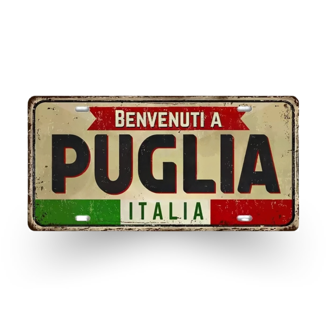 Decorative sign with 'Benvenuti a Puglia Italia' text on a beige background