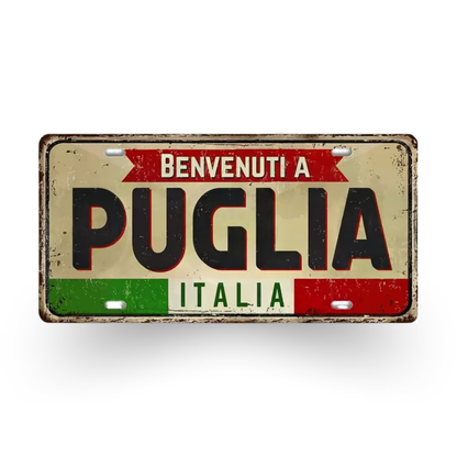 Decorative sign with 'Benvenuti a Puglia Italia' text on a beige background